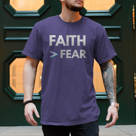 Herren T-Shirt Faith > Fear – Christliches Shirt mit Glaubensbotschaft | by-grace.store