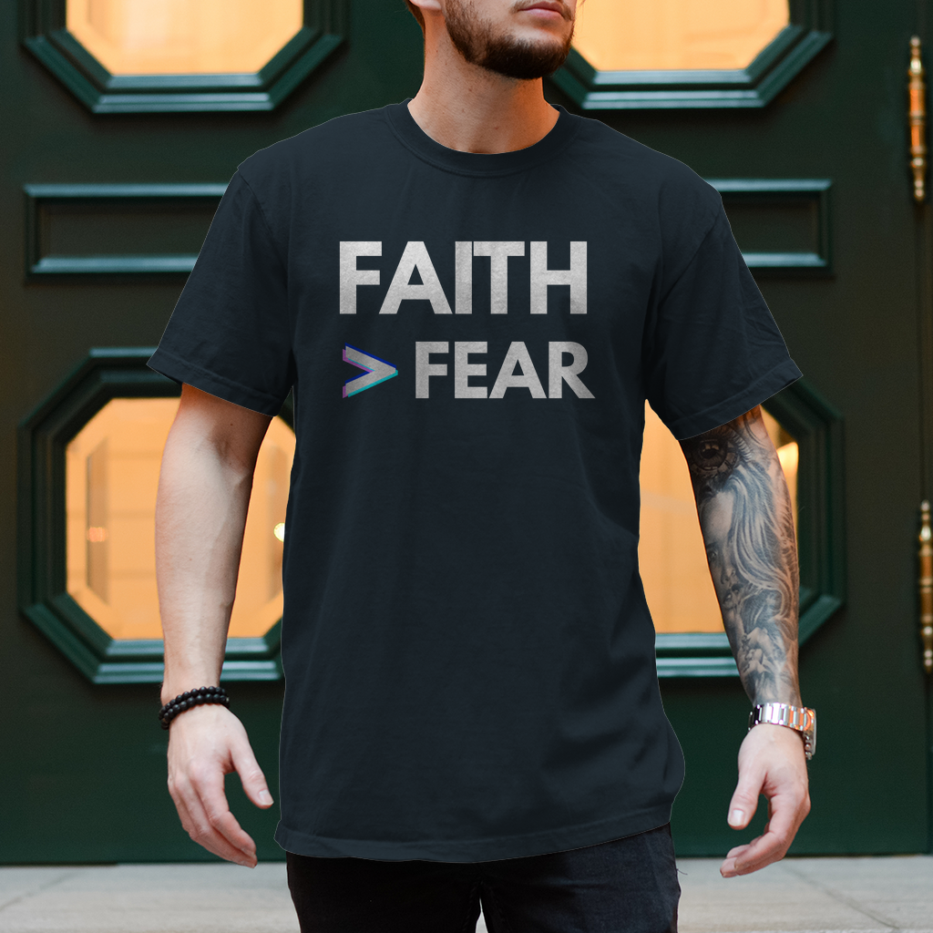 Herren T-Shirt Faith > Fear – Christliches Shirt mit Glaubensbotschaft | by-grace.store
