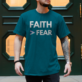 Herren T-Shirt Faith > Fear – Christliches Shirt mit Glaubensbotschaft | by-grace.store