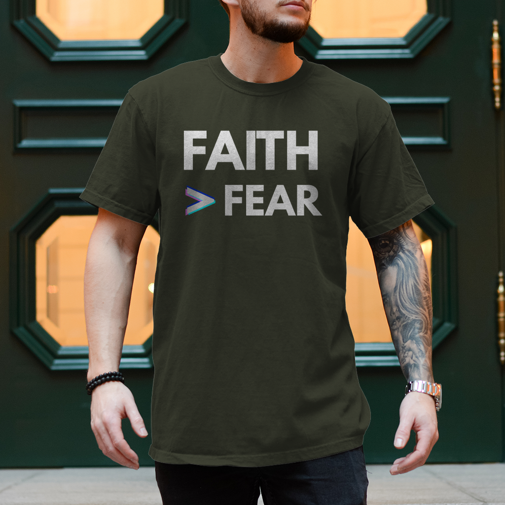 Herren T-Shirt Faith > Fear – Christliches Shirt mit Glaubensbotschaft | by-grace.store