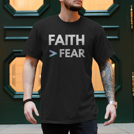 Herren T-Shirt Faith > Fear – Christliches Shirt mit Glaubensbotschaft | by-grace.store