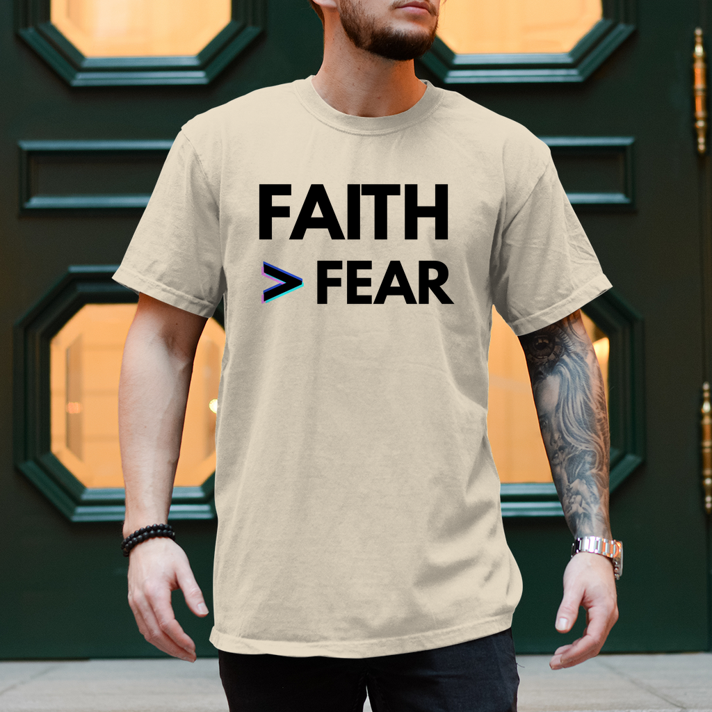 Herren T-Shirt Faith > Fear – Christliches Shirt mit Glaubensbotschaft | by-grace.store