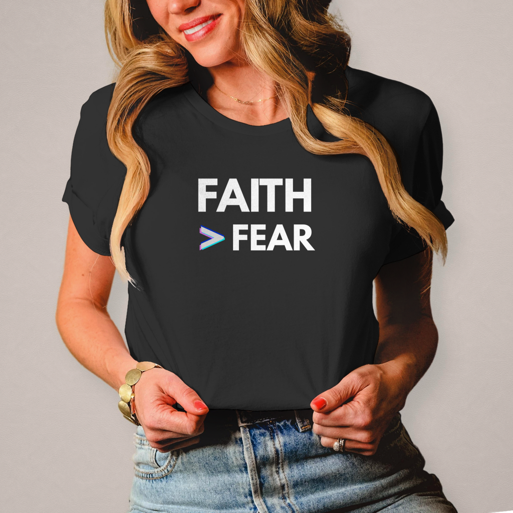 Faith > Fear Damen T-Shirt – Christliches Frauen-Shirt mit Botschaft | by-grace.store