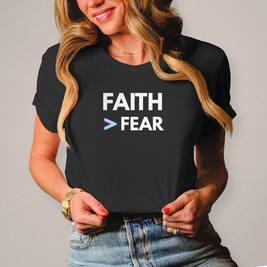 Faith > Fear Damen T-Shirt – Christliches Frauen-Shirt mit Botschaft | by-grace.store