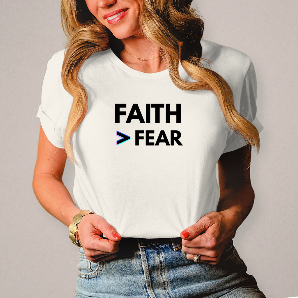Faith > Fear Damen T-Shirt – Christliches Frauen-Shirt mit Botschaft | by-grace.store