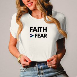 Faith > Fear Damen T-Shirt – Christliches Frauen-Shirt mit Botschaft | by-grace.store