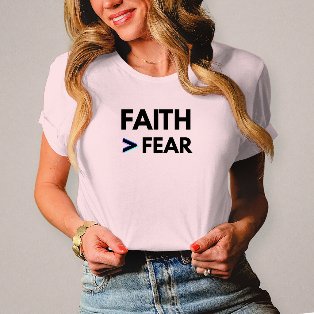 Faith > Fear Damen T-Shirt – Christliches Frauen-Shirt mit Botschaft | by-grace.store