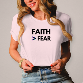 Faith > Fear Damen T-Shirt – Christliches Frauen-Shirt mit Botschaft | by-grace.store