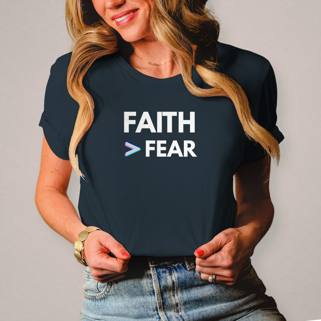 Faith > Fear Damen T-Shirt – Christliches Frauen-Shirt mit Botschaft | by-grace.store