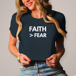 Faith > Fear Damen T-Shirt – Christliches Frauen-Shirt mit Botschaft | by-grace.store