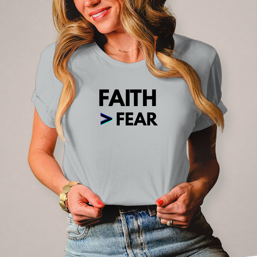 Faith > Fear Damen T-Shirt – Christliches Frauen-Shirt mit Botschaft | by-grace.store