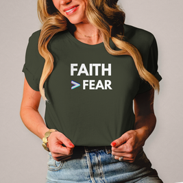 Faith > Fear Damen T-Shirt – Christliches Frauen-Shirt mit Botschaft | by-grace.store