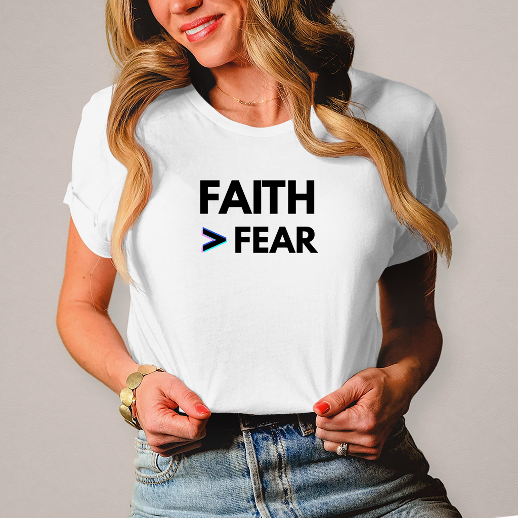 Faith > Fear Damen T-Shirt – Christliches Frauen-Shirt mit Botschaft | by-grace.store