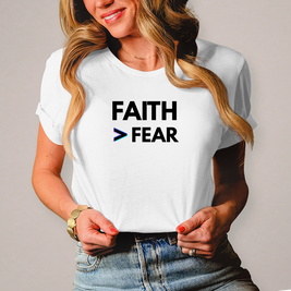 Faith > Fear Damen T-Shirt – Christliches Frauen-Shirt mit Botschaft | by-grace.store
