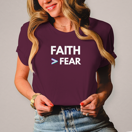 Faith > Fear Damen T-Shirt – Christliches Frauen-Shirt mit Botschaft | by-grace.store