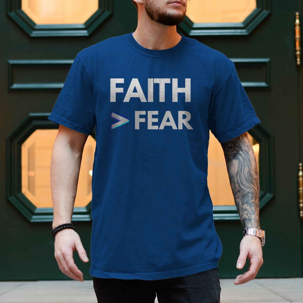 Herren T-Shirt Faith > Fear – Christliches Shirt mit Glaubensbotschaft | by-grace.store