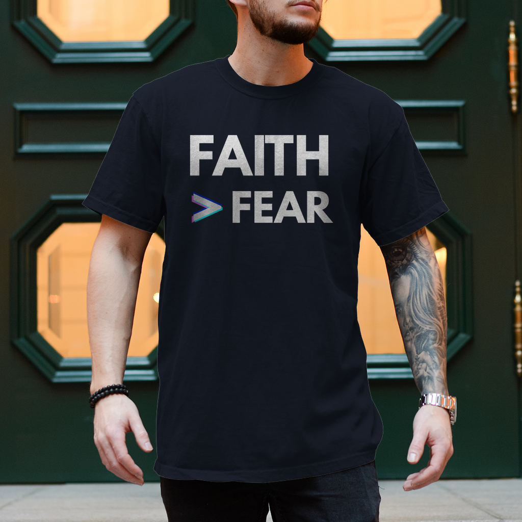 Herren T-Shirt Faith > Fear – Christliches Shirt mit Glaubensbotschaft | by-grace.store