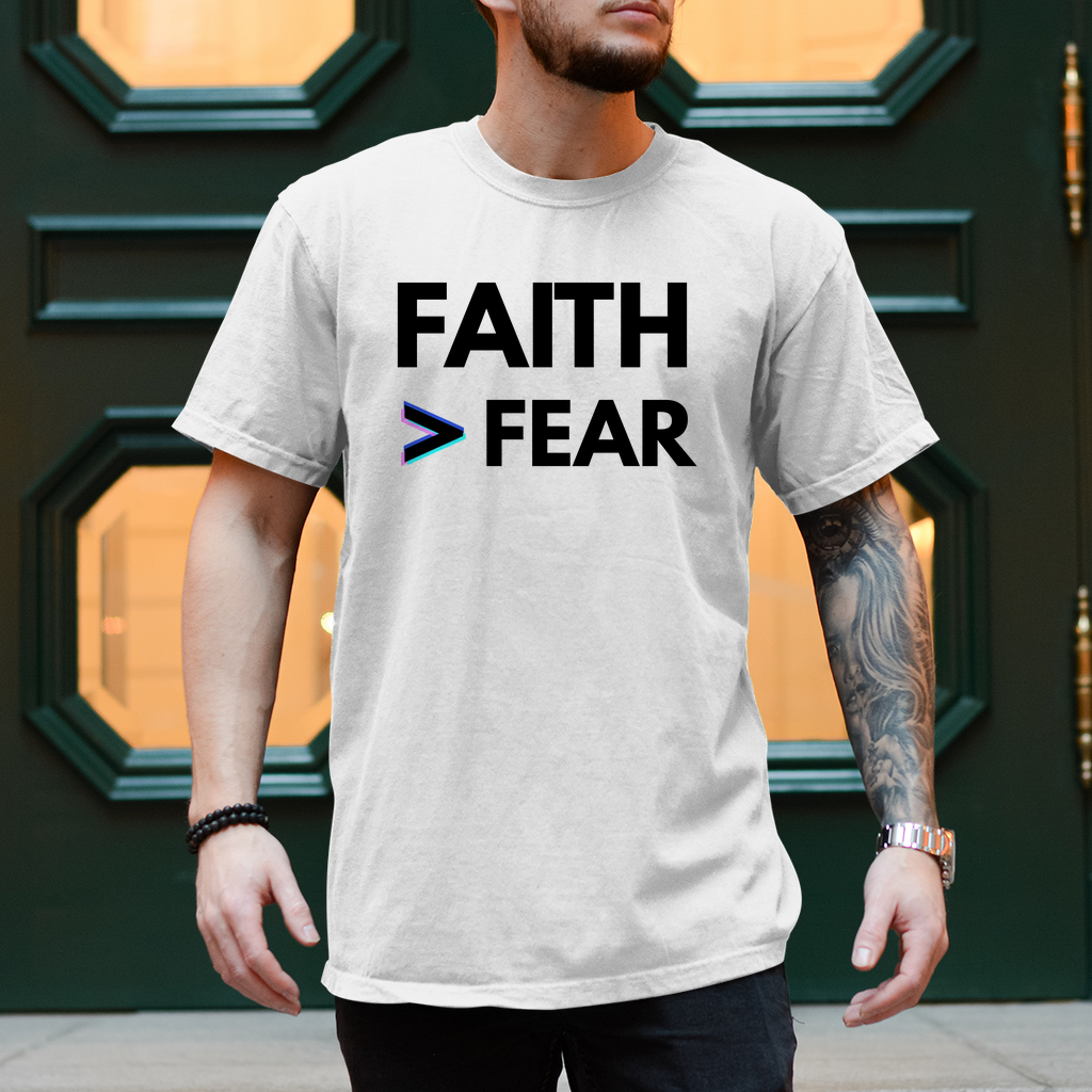 Herren T-Shirt Faith > Fear – Christliches Shirt mit Glaubensbotschaft | by-grace.store
