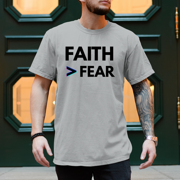 Herren T-Shirt Faith > Fear – Christliches Shirt mit Glaubensbotschaft | by-grace.store