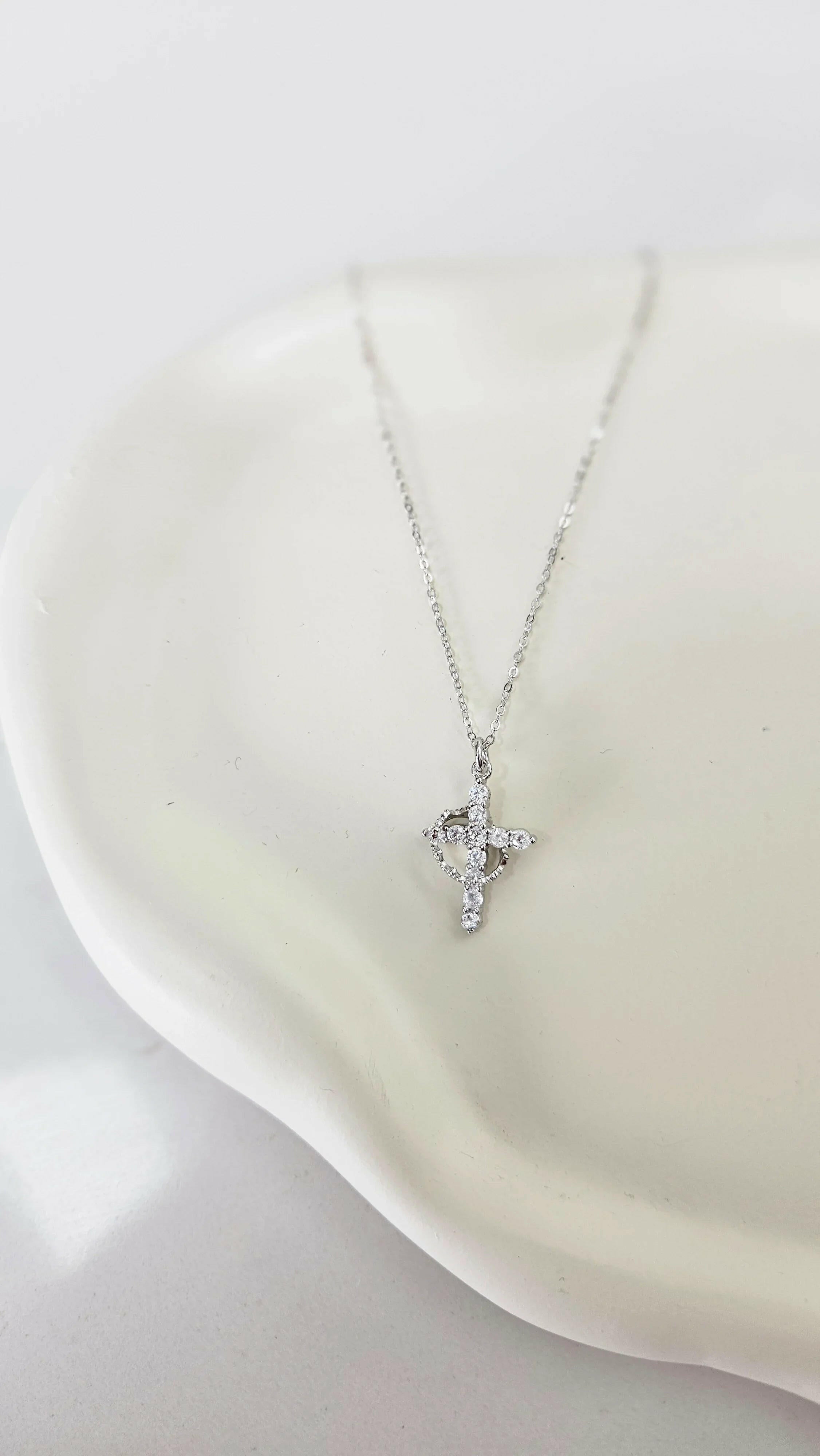 Kreuzkette mit Krone - by-grace.store