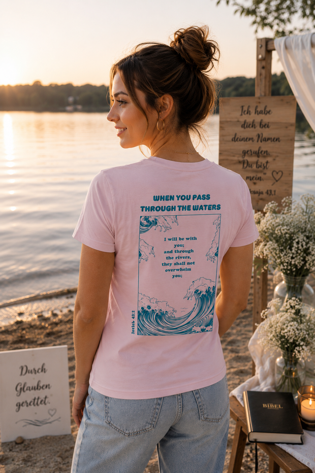Christliches Damen T-Shirt „Through the Waters“ – Jesaja 43,2 Faith Shirt
