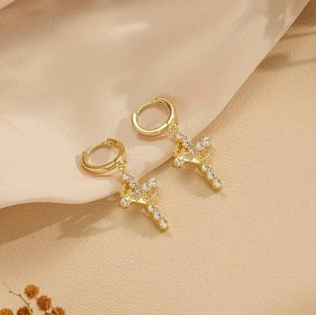 Elegante Ohrringe mit Kreuzanhänger und Krone - by-grace.store