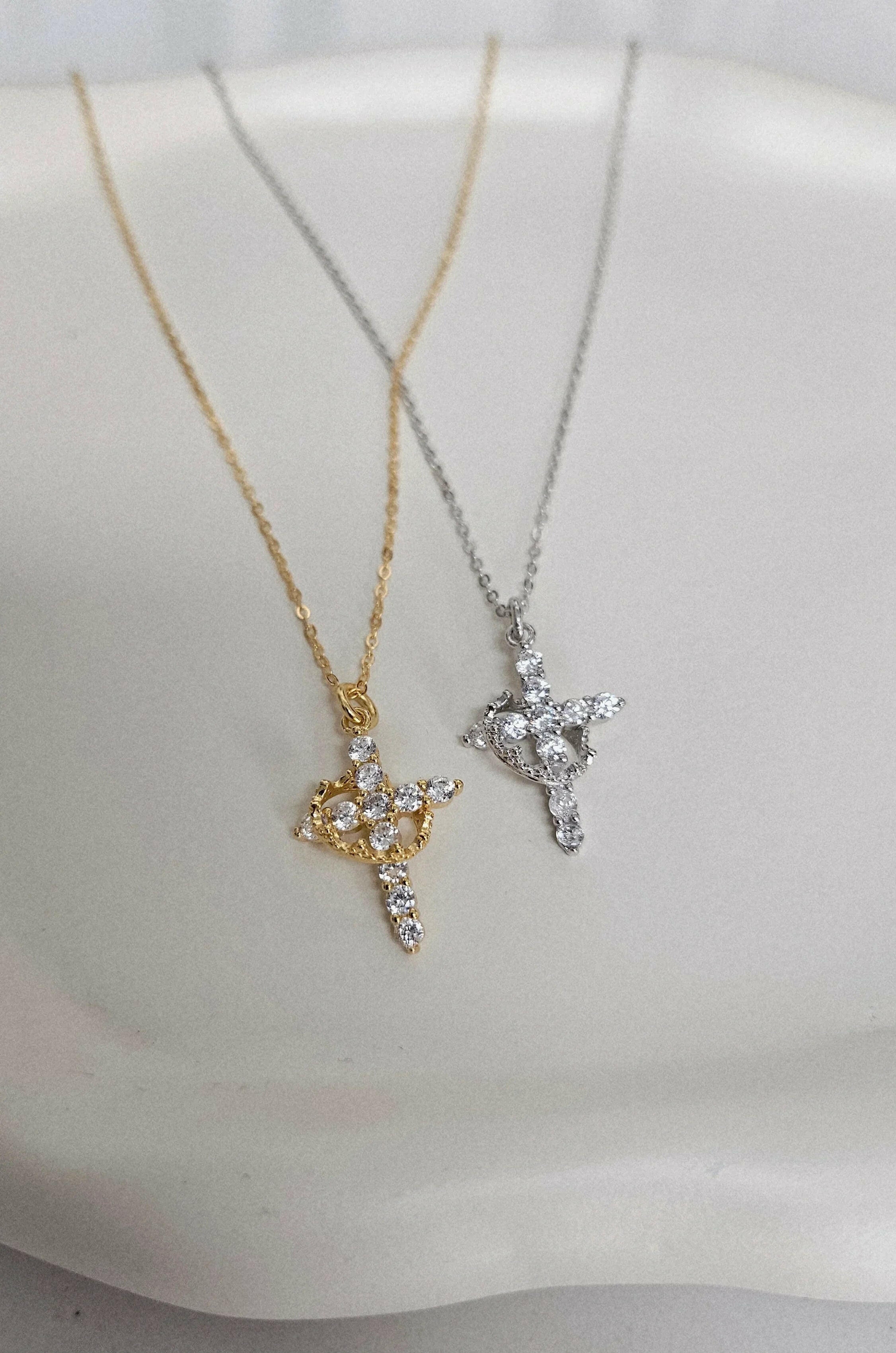 Kreuzkette mit Krone - by-grace.store