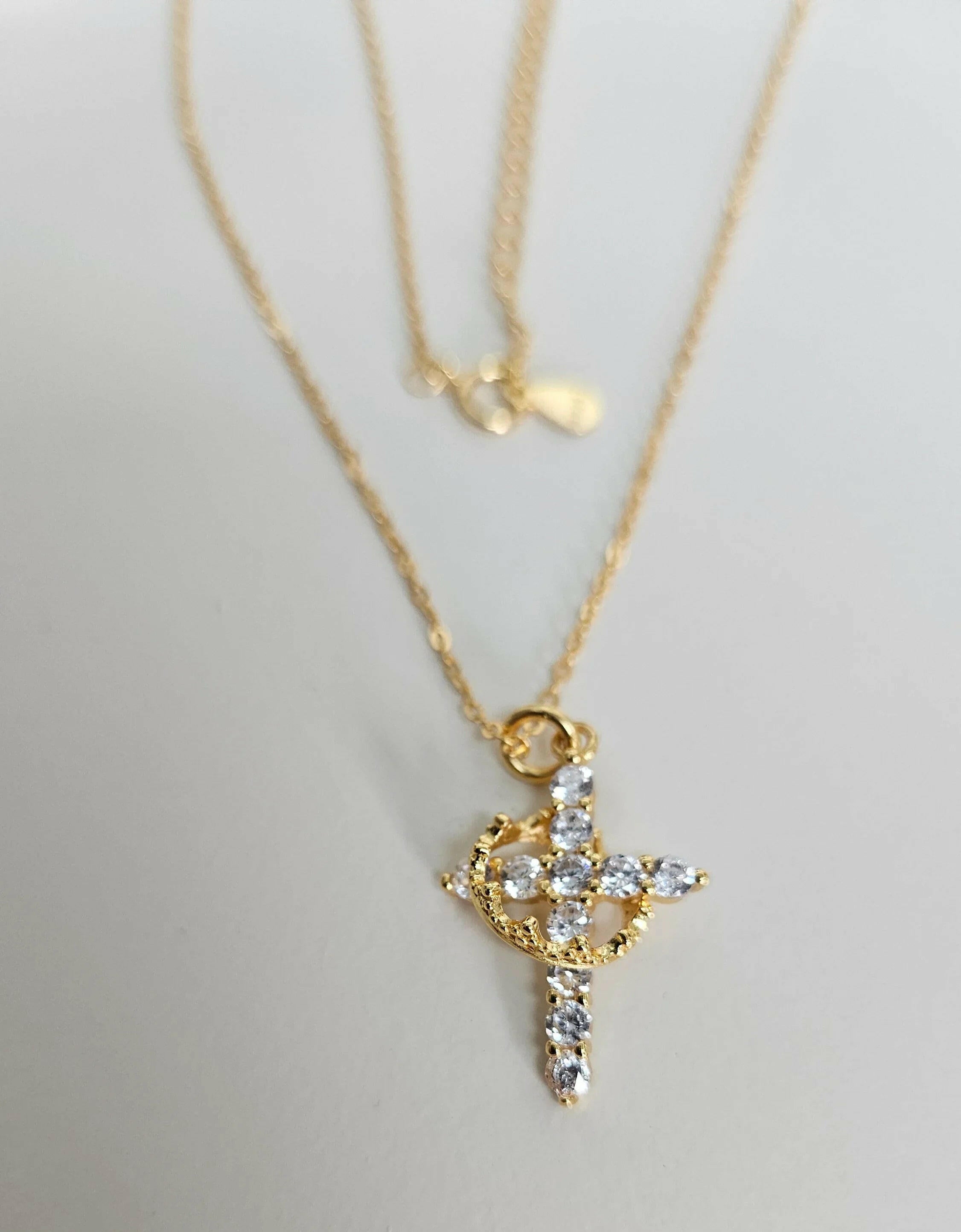 Kreuzkette mit Krone - by-grace.store